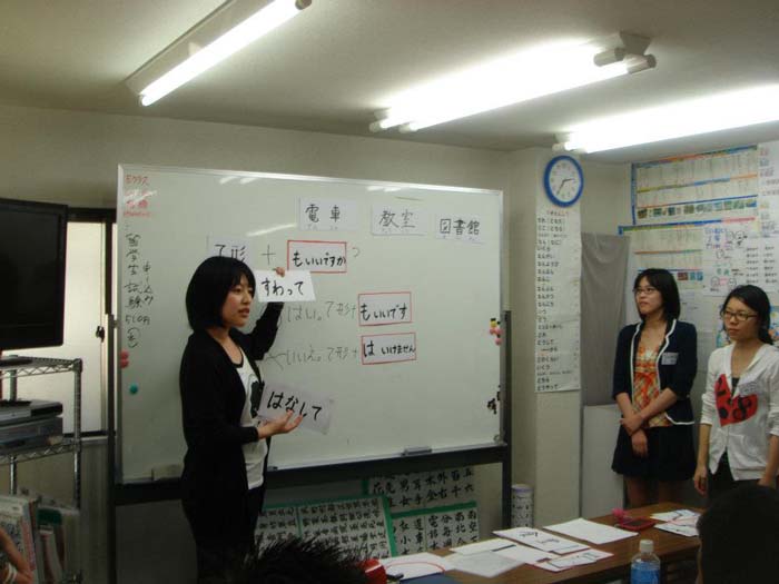 川村女子大生が水野外語学院で研修