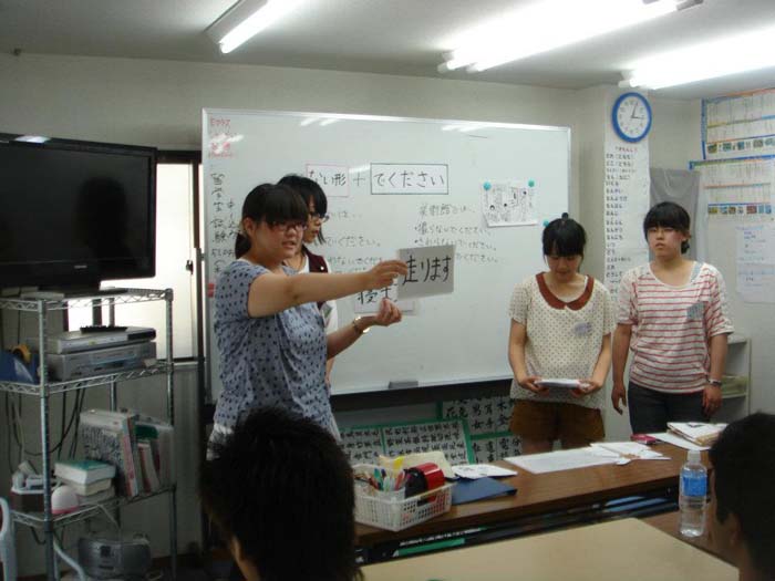 川村女子大生が水野外語学院で研修