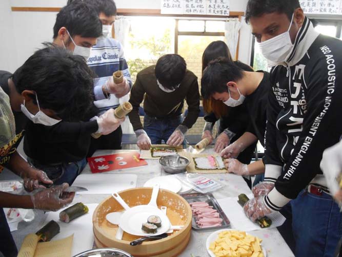 水野外語学院 恵方巻作り